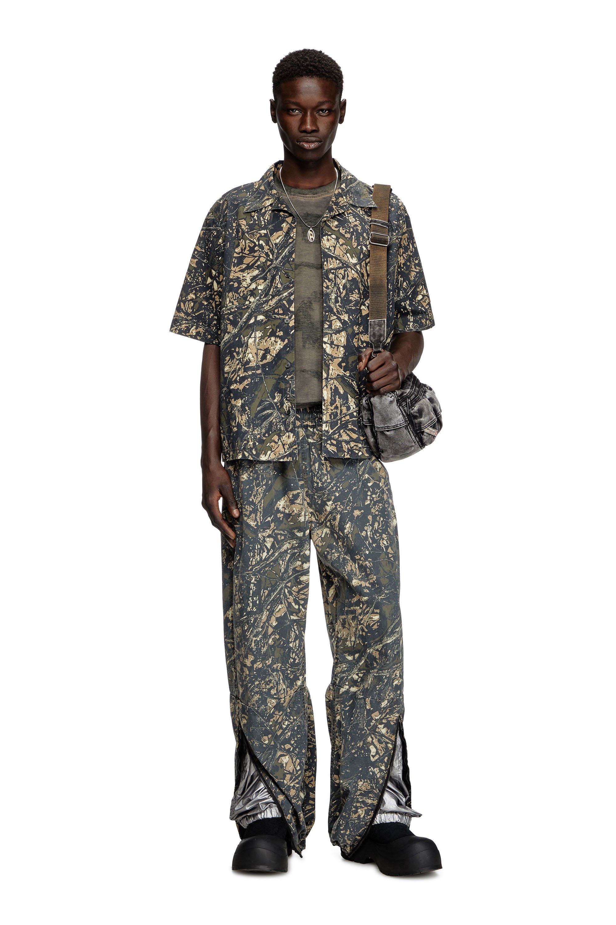 Diesel - P-LINT, Male's Stylised camo utility pants in グリーン/ブラウン - 2