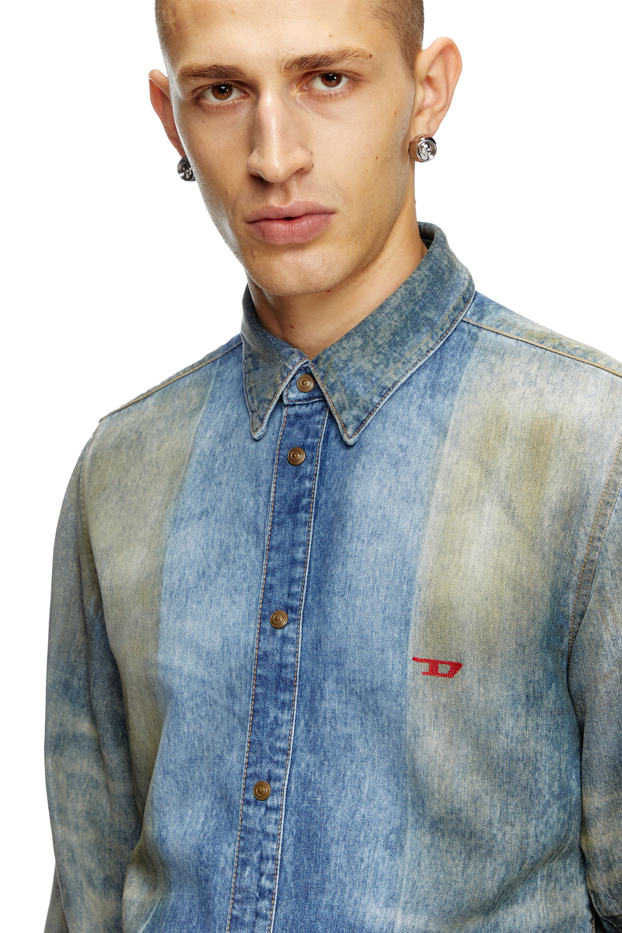 Diesel - D-FITTY-FSF, Male's Denim shirt with solarised folds in ミディアムブルー - 5