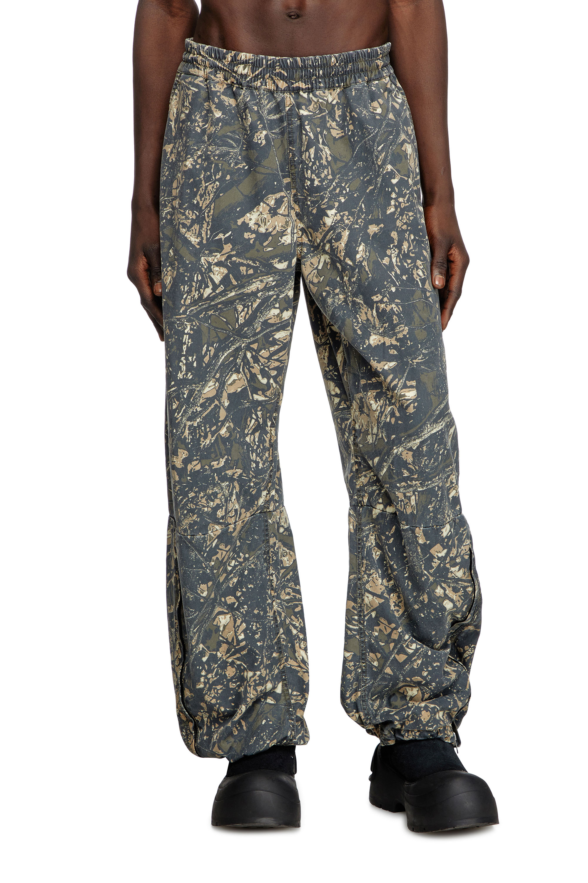 Diesel - P-LINT, Male's Stylised camo utility pants in グリーン/ブラウン - 1