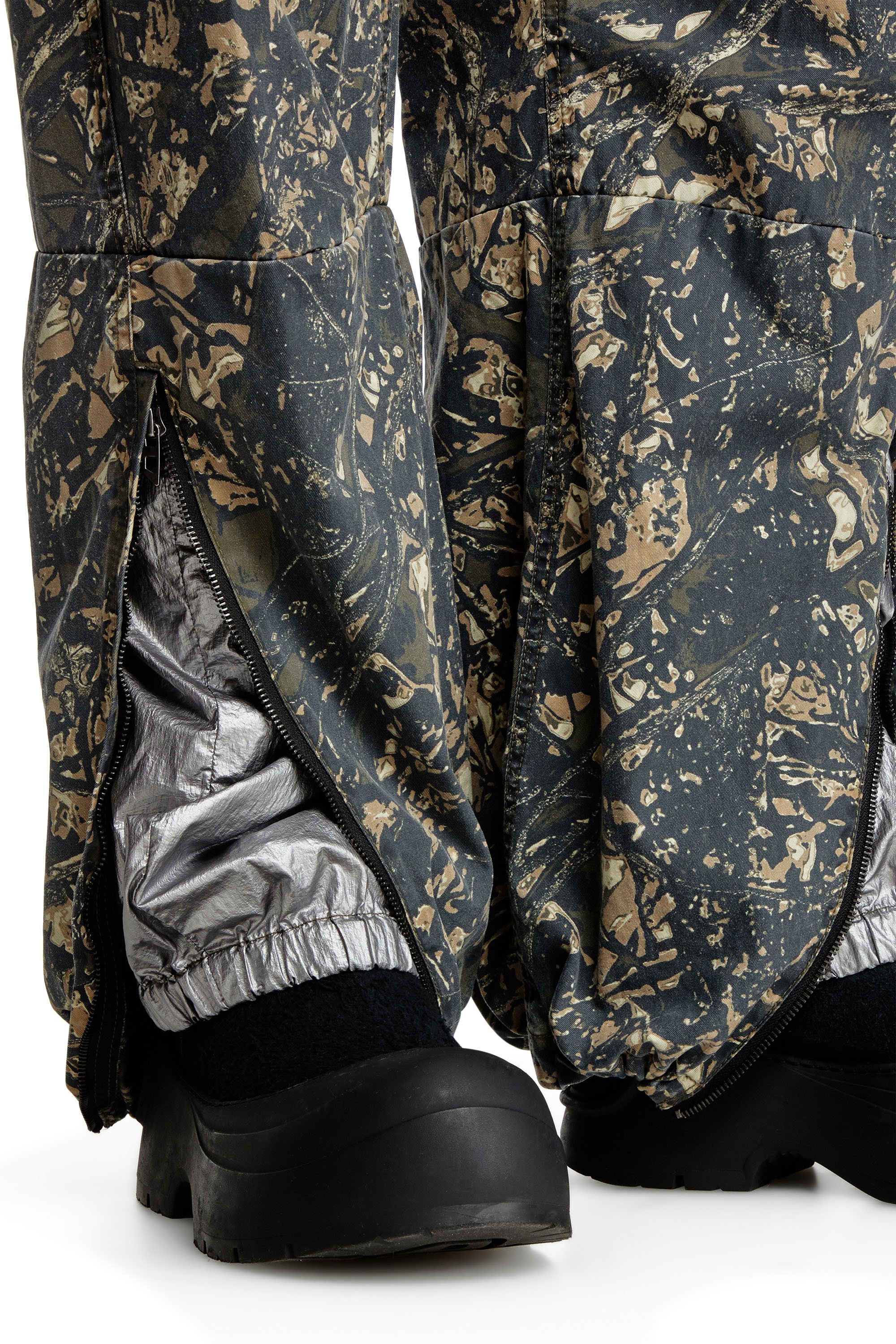 Diesel - P-LINT, Male's Stylised camo utility pants in グリーン/ブラウン - 5