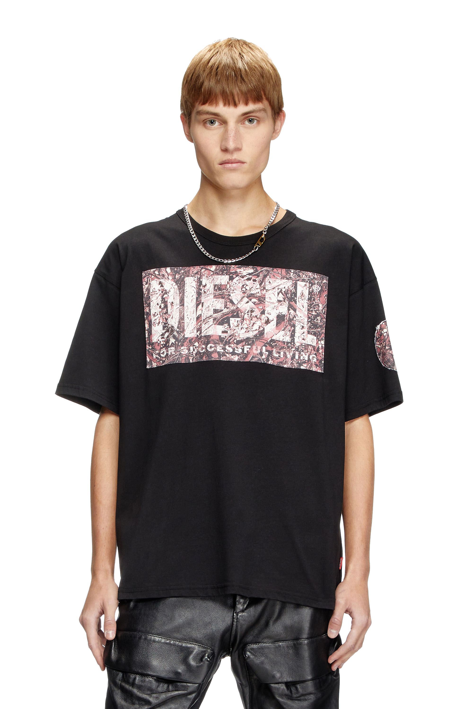 Diesel - T-BOXT-R22, Male's T-shirt with large gabardine patch logo in ブラック - 1