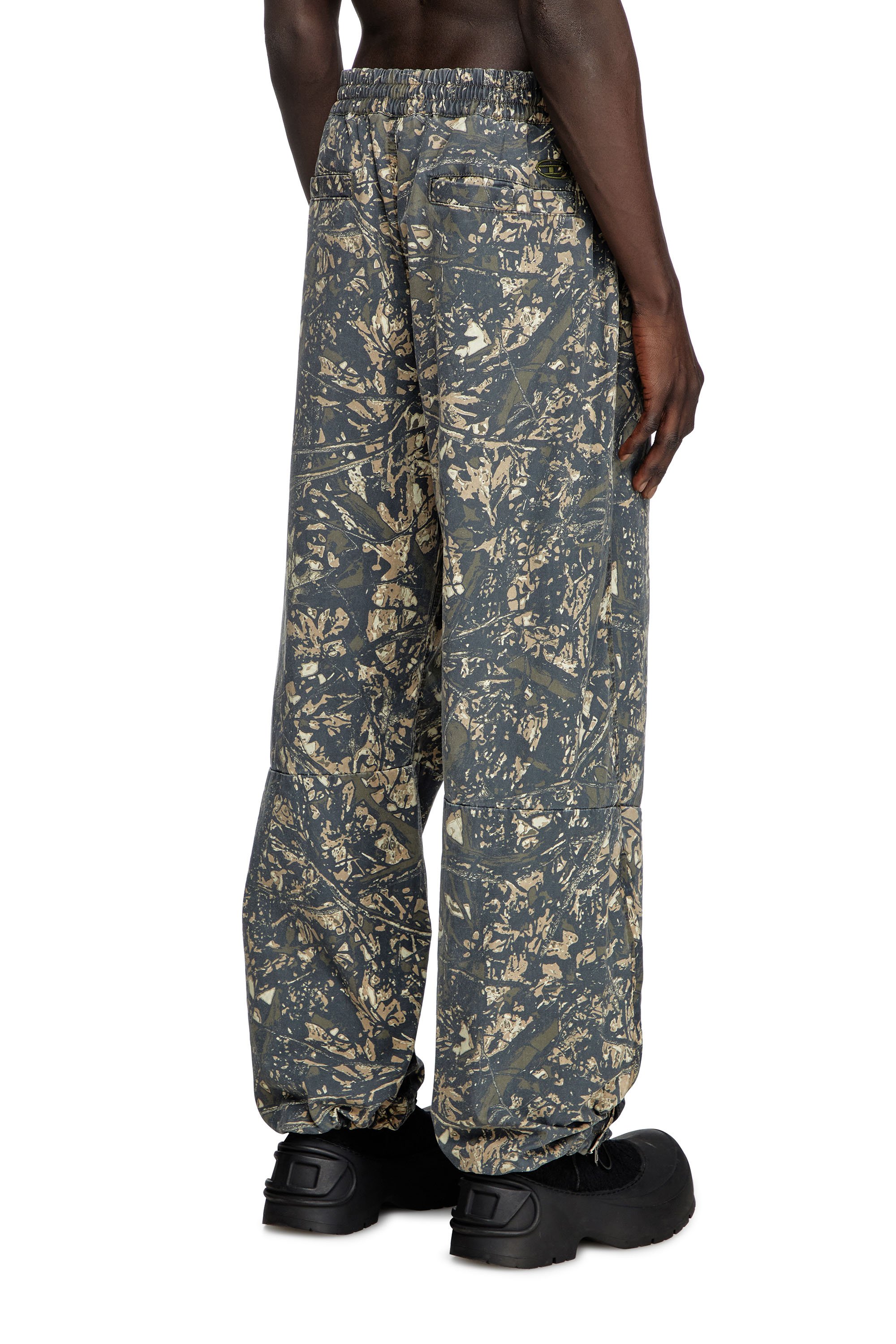 Diesel - P-LINT, Male's Stylised camo utility pants in グリーン/ブラウン - 4