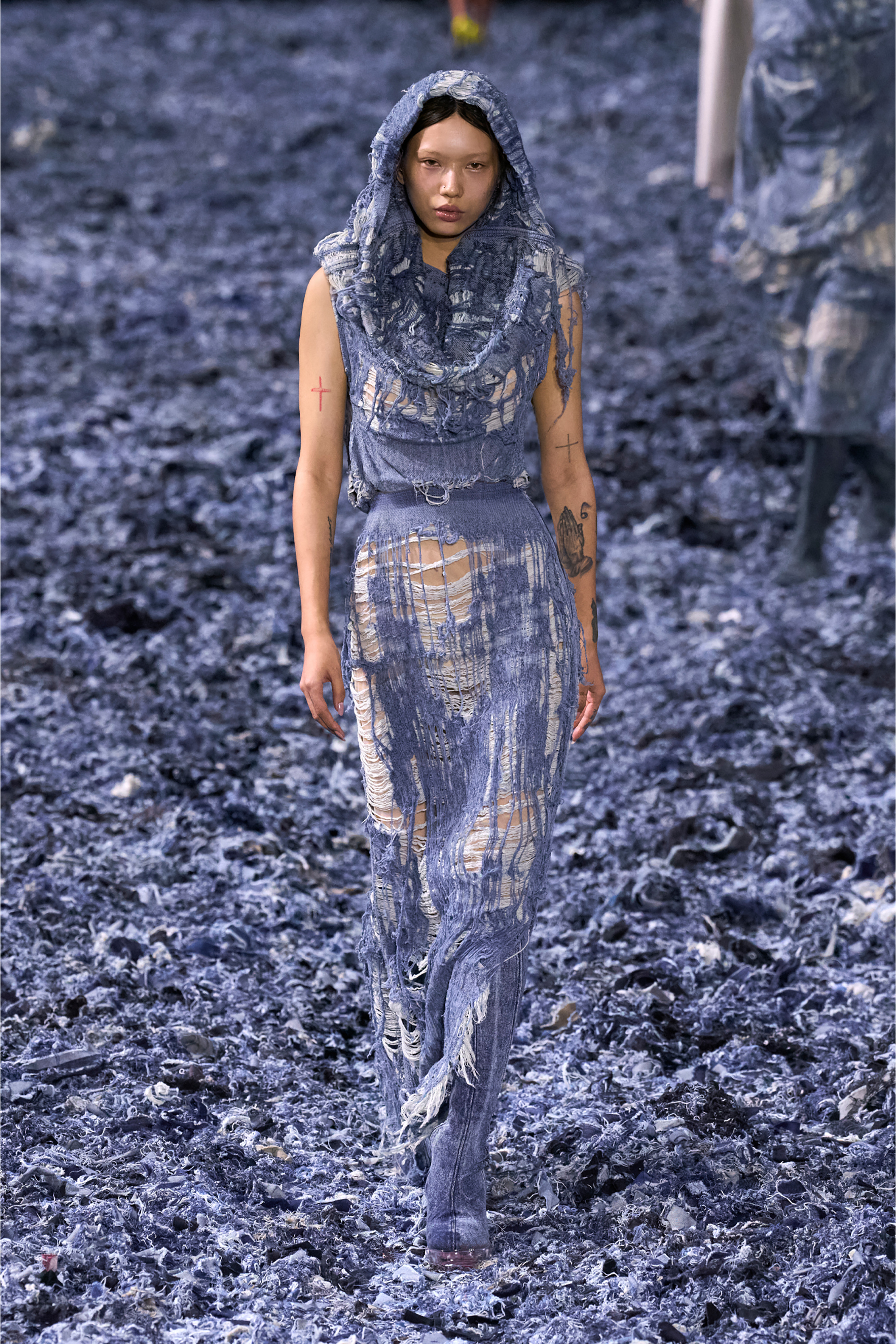 Diesel - DE-MEGAN-FSG, Female's Skirt in ultra-destroyed jacquard denim in ミディアムブルー - 5